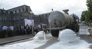 Citerne de lait déversant son contenu sur la chaussée