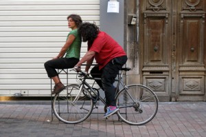 compagnie-jeanne-simone-parfum-des-pneus-scenes-de-rue-2011-mulhouse