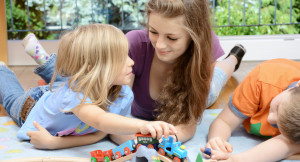 Une babysitter s'amuse avec un enfant