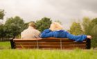 Seniors sur un banc