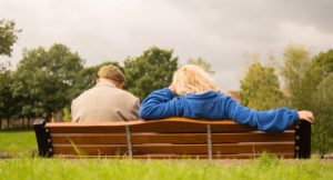 Seniors sur un banc