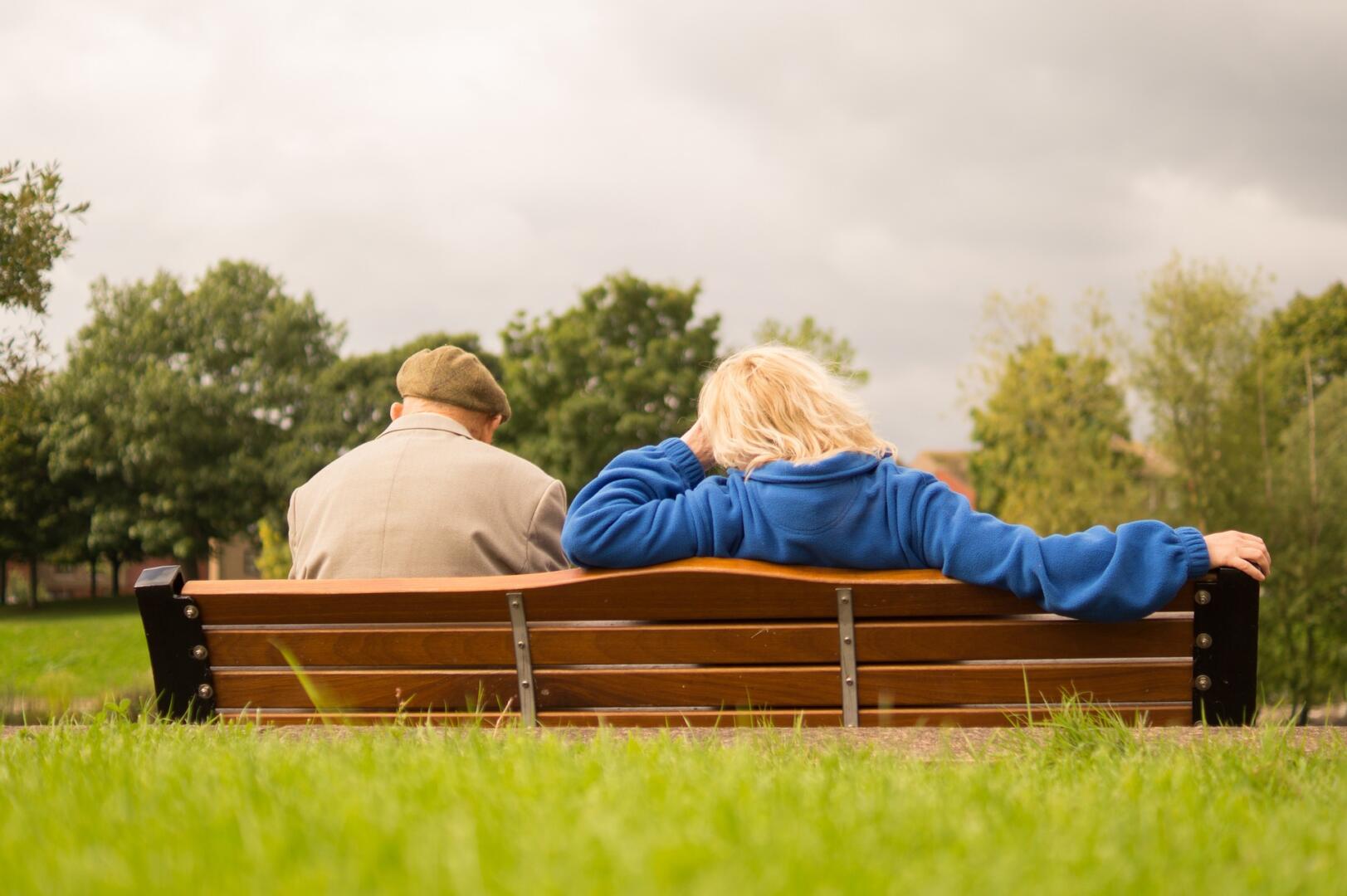 Seniors sur un banc